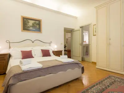 Letto o letti in una camera di Paolo and Carlotta's Home - large and central apartment between two nice parks