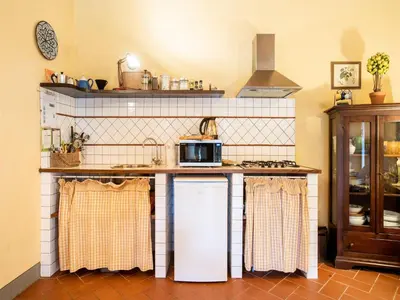 Cucina o angolo cottura di Cosy holiday home in Tuscany with shared swimming pool