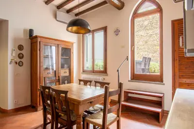 Area soggiorno di Unique Apartment with Private Terrace and Gothic Details