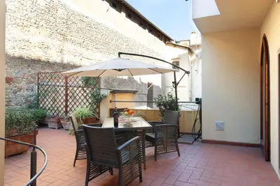Patio o area all'aperto di Unique Apartment with Private Terrace and Gothic Details
