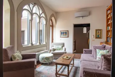 Area soggiorno di Unique Apartment with Private Terrace and Gothic Details