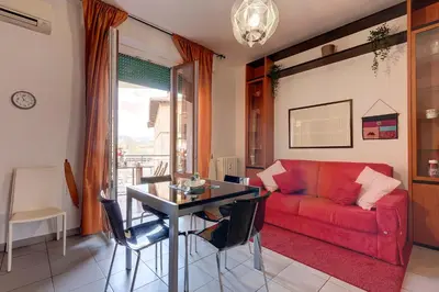 Area soggiorno di Binario9 Terrace Apartment by Mamo Florence