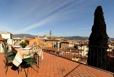 Vista generica sulle montagne o vista sulle montagne dall'interno dell'appartamento
