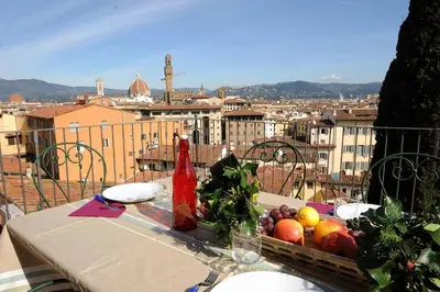 Vista generica sulle montagne o vista sulle montagne dall'interno dell'appartamento