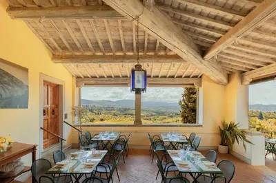 Vista generica sulle montagne o vista sulle montagne dall'interno of country house