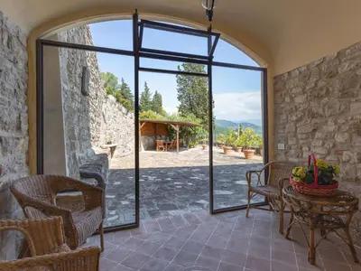 Vista generica sulle montagne o vista sulle montagne dall'interno della villa