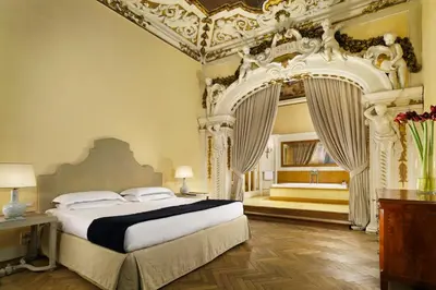 Letto o letti in una camera di Al Palazzo del Marchese di Camugliano Residenza d'Epoca