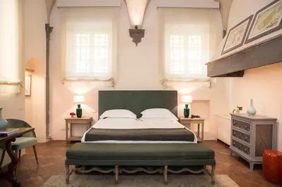 Letto o letti in una camera di Al Palazzo del Marchese di Camugliano Residenza d'Epoca