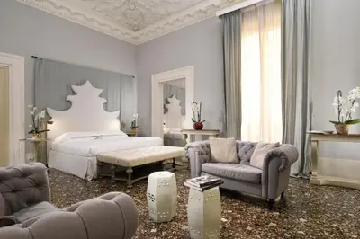 Letto o letti in una camera di Al Palazzo del Marchese di Camugliano Residenza d'Epoca