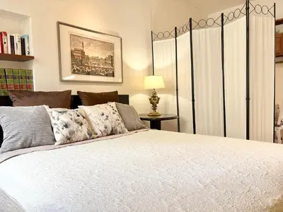 Letto o letti in una camera di DaLu Florence apartment Lucilla - private car park 15 minutes to the city center