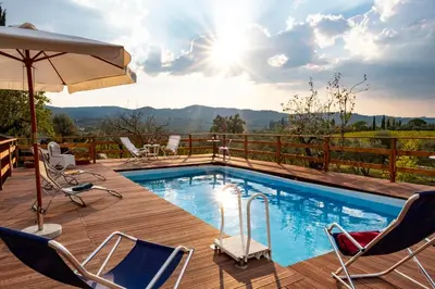 Vista generica sulle montagne o vista sulle montagne dall'interno of country house