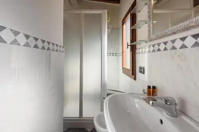 Bagno di Una finestra sulle Cappelle Medicee by Mmega