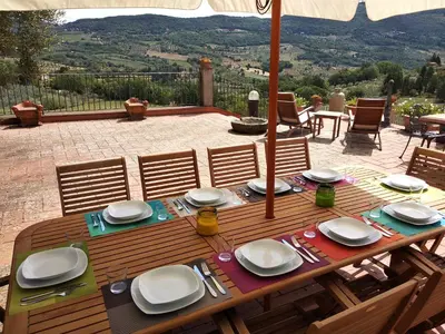 Vista generica sulle montagne o vista sulle montagne dall'interno della villa
