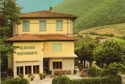 Vista generica sulle montagne o vista sulle montagne dall'interno dell'hotel