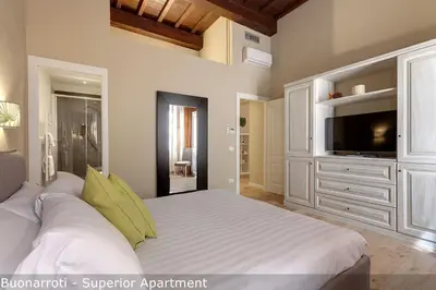 Letto o letti in una camera di David & Buonarroti Apartments by Mamo Florence
