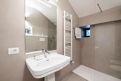 Bagno di TWO TOWERS-Ramaglianti & Belfredelli