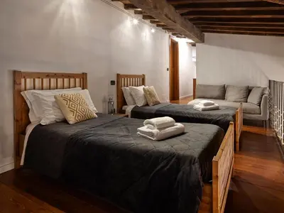 Letto o letti in una camera di One of a kind Near The Duomo w/Balcony Palace Apt