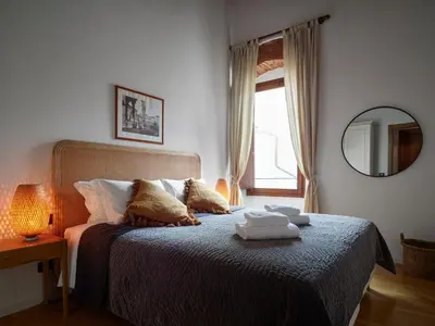 Letto o letti in una camera di One of a kind Near The Duomo w/Balcony Palace Apt