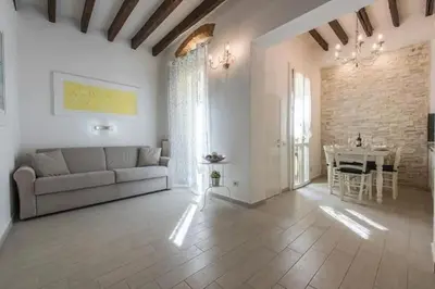 Area soggiorno di Little box house