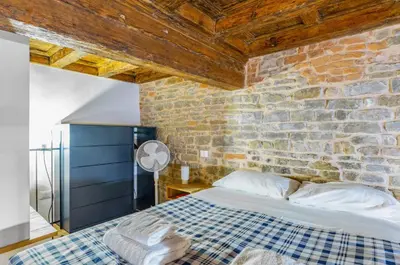 Letto o letti in una camera di GuestHost - Florence Oltrarno Duplex Apartment