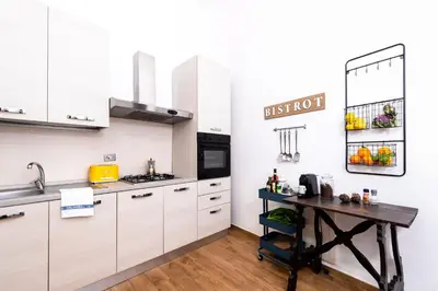 Cucina o angolo cottura di Historic center Palace - Huge 4 bedrooms Santa Croce apartment - By LikeHomeFlorence