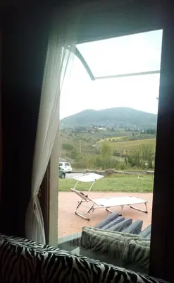 Vista generica sulle montagne o vista sulle montagne dall'interno della casa vacanze