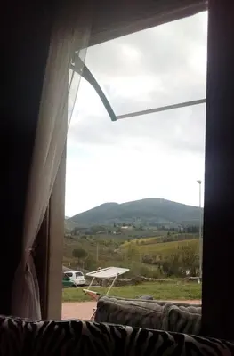 Vista generica sulle montagne o vista sulle montagne dall'interno della casa vacanze