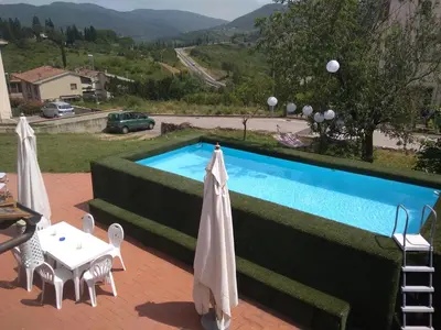 Vista generica sulle montagne o vista sulle montagne dall'interno della casa vacanze