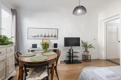TV o dispositivi per l'intrattenimento presso House of Happy Hours With TERRACE