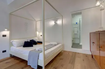 Letto o letti in una camera di Scala Apartment by Mamo Florence
