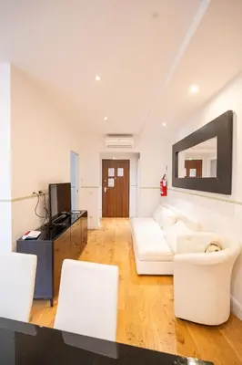 TV o dispositivi per l'intrattenimento presso La Marmora 3 bedroom apartment near Galleria dell'Accademia