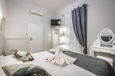 Letto o letti in una camera di HOTEL VENETO Centro Storico di Firenze