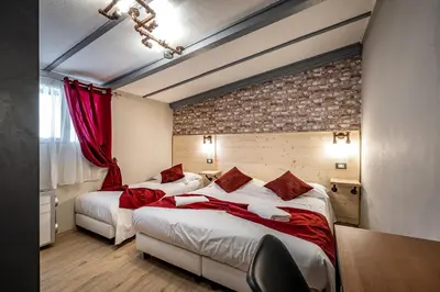 Letto o letti in una camera di HOTEL VENETO Centro Storico di Firenze