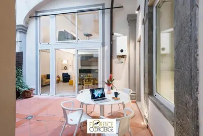 TV o dispositivi per l'intrattenimento presso Ground Floor With Patio-Ghibellina 65