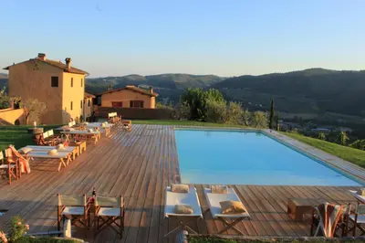 Vista generica sulle montagne o vista sulle montagne dall'interno dell'agriturismo