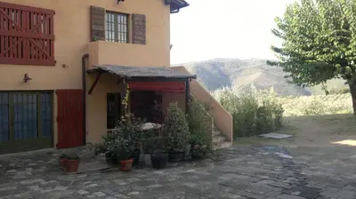 Vista generica sulle montagne o vista sulle montagne dall'interno dell'agriturismo