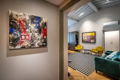 Area soggiorno di Hs4U Ricasoli Luxury apartment near Duomo N.2