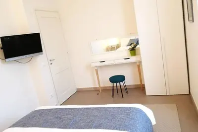 TV o dispositivi per l'intrattenimento presso Charming & spacious Florentine home just two mins from tram stop