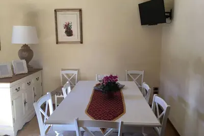 TV o dispositivi per l'intrattenimento presso Charming Family Lodge With Private Garage