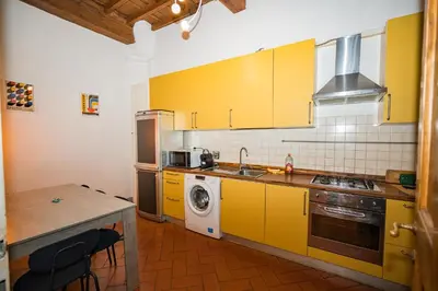 Cucina o angolo cottura di Roomy and elegant apartment by Piazza Pitti
