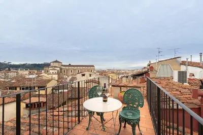 Vista generica sulle montagne o vista sulle montagne dall'interno dell'appartamento