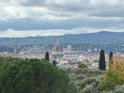 Vista generica sulle montagne o vista sulle montagne dall'interno dell'hotel