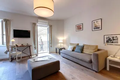 Area soggiorno di Nori Apartment by Mamo Florence