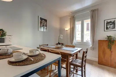 Area soggiorno di Nori Apartment by Mamo Florence