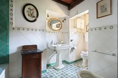 Bagno di A Postcard View in a Vintage Apartment