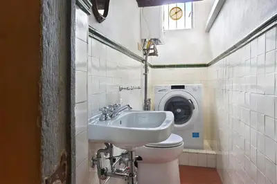 Bagno di A Postcard View in a Vintage Apartment