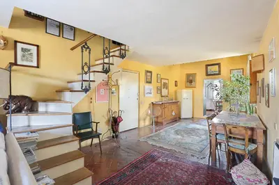 Area soggiorno di A Postcard View in a Vintage Apartment