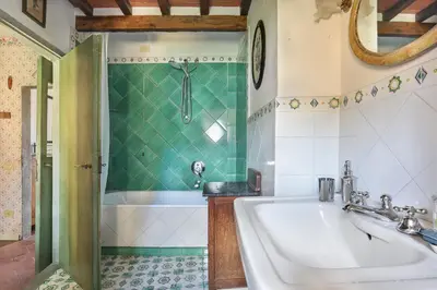 Bagno di A Postcard View in a Vintage Apartment