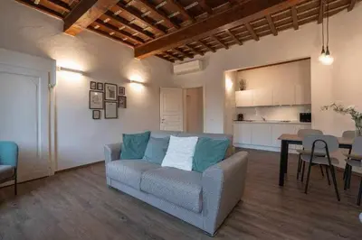 Area soggiorno di Elegant Green Apartment In San Gallo Firenze