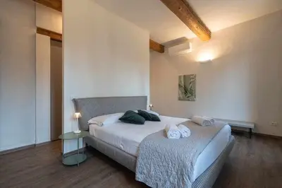 Letto o letti in una camera di Elegant Green Apartment In San Gallo Firenze